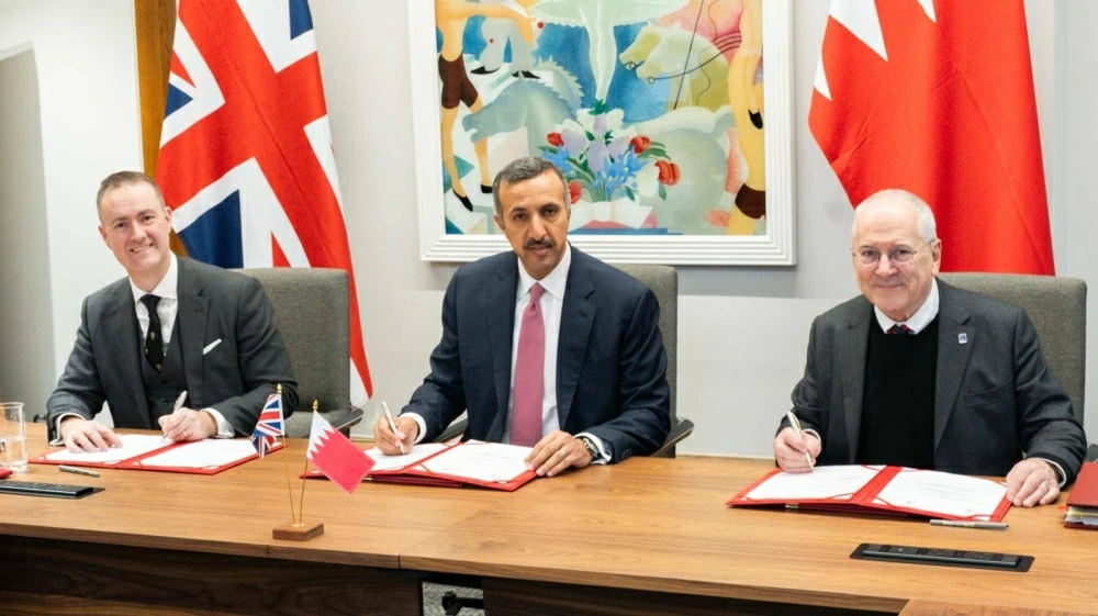 وزير المواصلات والاتصالات يلتقي وزير السكك الحديدية بوزارة النقل بالمملكة المتحدة