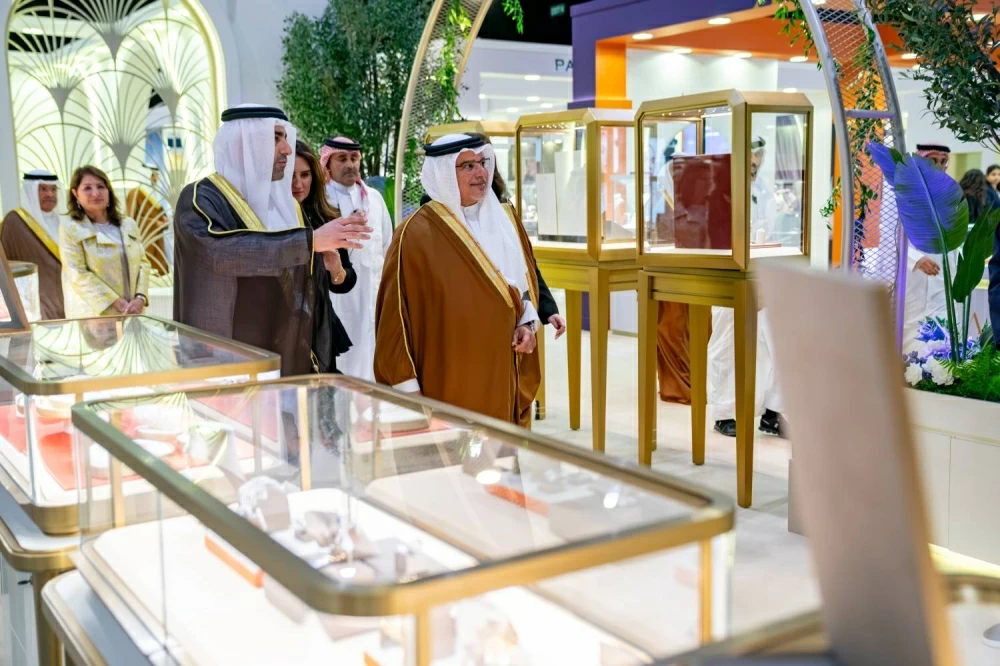 ولي العهد رئيس الوزراء يرعى افتتاح معرضي الجواهر والعطور العربية 2025