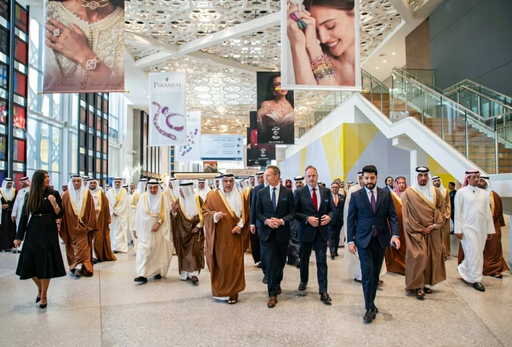 ولي العهد رئيس الوزراء يرعى افتتاح معرضي الجواهر والعطور العربية 2025