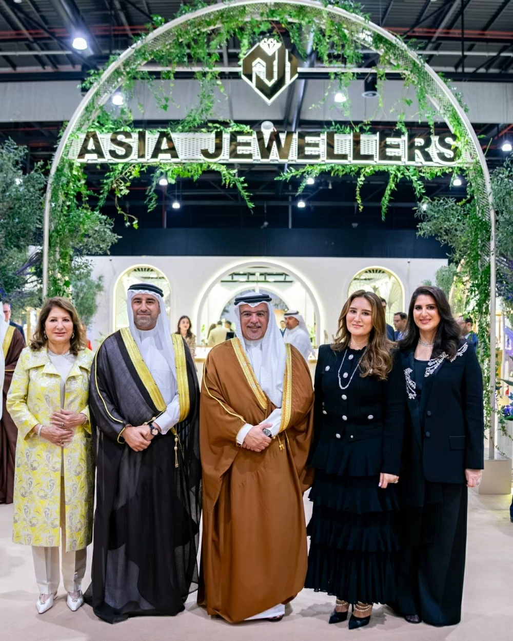 ولي العهد رئيس الوزراء يرعى افتتاح معرضي الجواهر والعطور العربية 2025