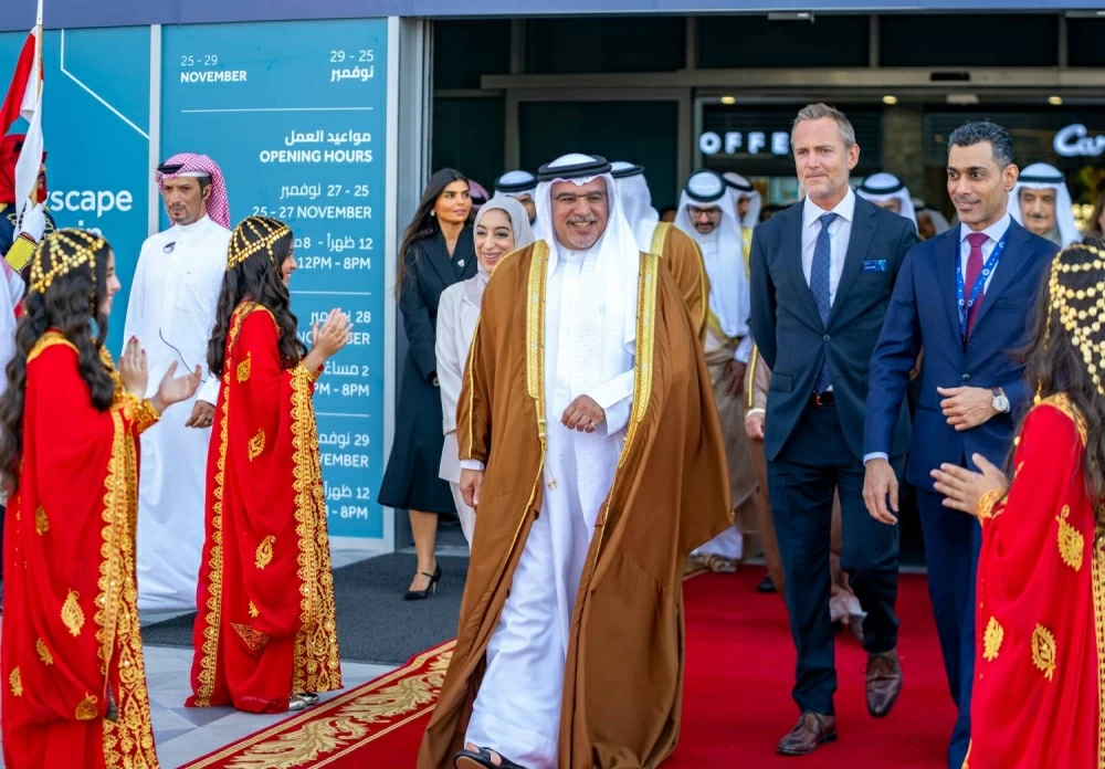 ولي العهد رئيس الوزراء يرعى افتتاح معرضي الجواهر والعطور العربية 2025