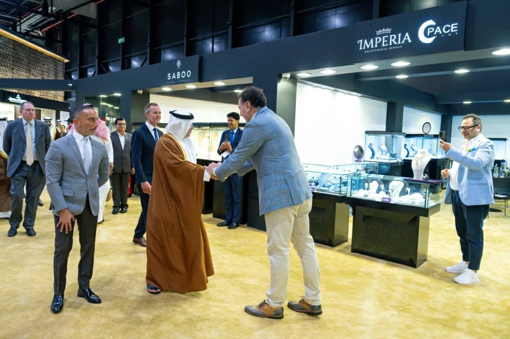 ولي العهد رئيس الوزراء يرعى افتتاح معرضي الجواهر والعطور العربية 2025