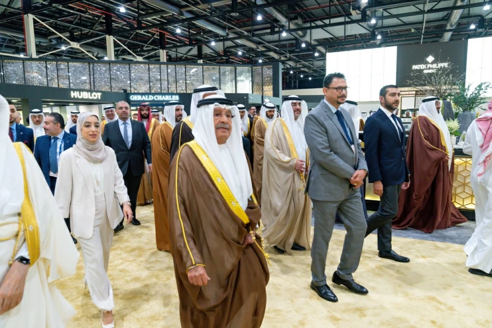 ولي العهد رئيس الوزراء يرعى افتتاح معرضي الجواهر والعطور العربية 2025