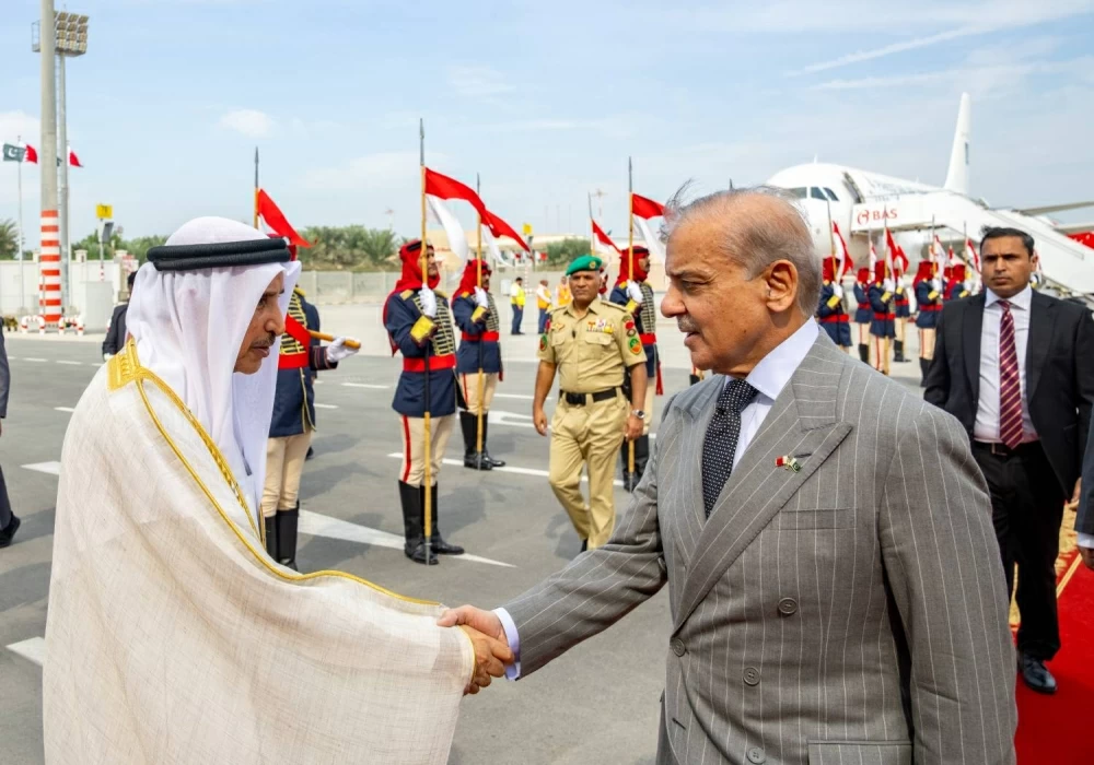 ولي العهد رئيس مجلس الوزراء في مقدمة مستقبلي رئيس وزراء باكستان