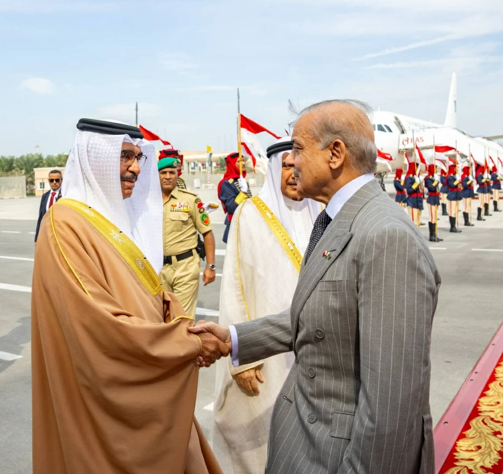 ولي العهد رئيس مجلس الوزراء في مقدمة مستقبلي رئيس وزراء باكستان