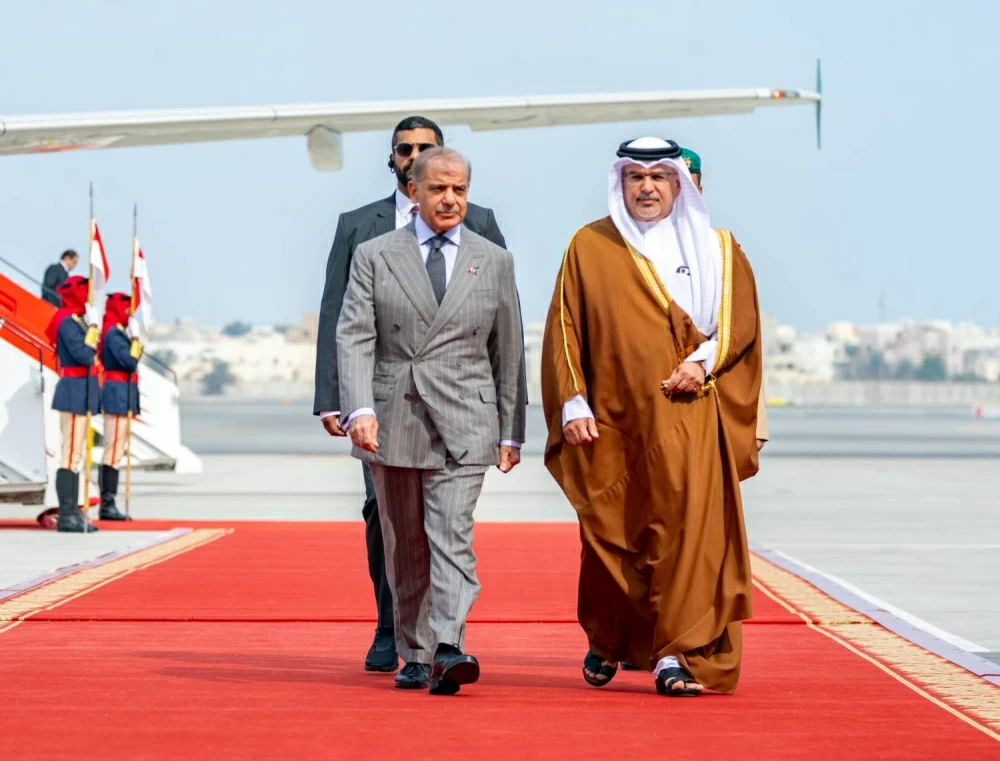 ولي العهد رئيس مجلس الوزراء في مقدمة مستقبلي رئيس وزراء باكستان