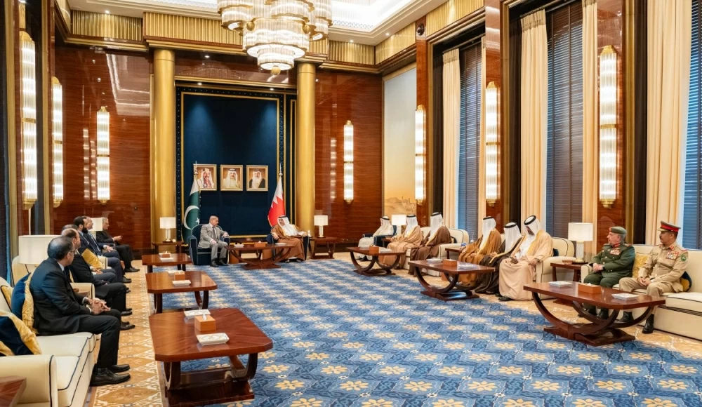 ولي العهد رئيس مجلس الوزراء في مقدمة مستقبلي رئيس وزراء باكستان