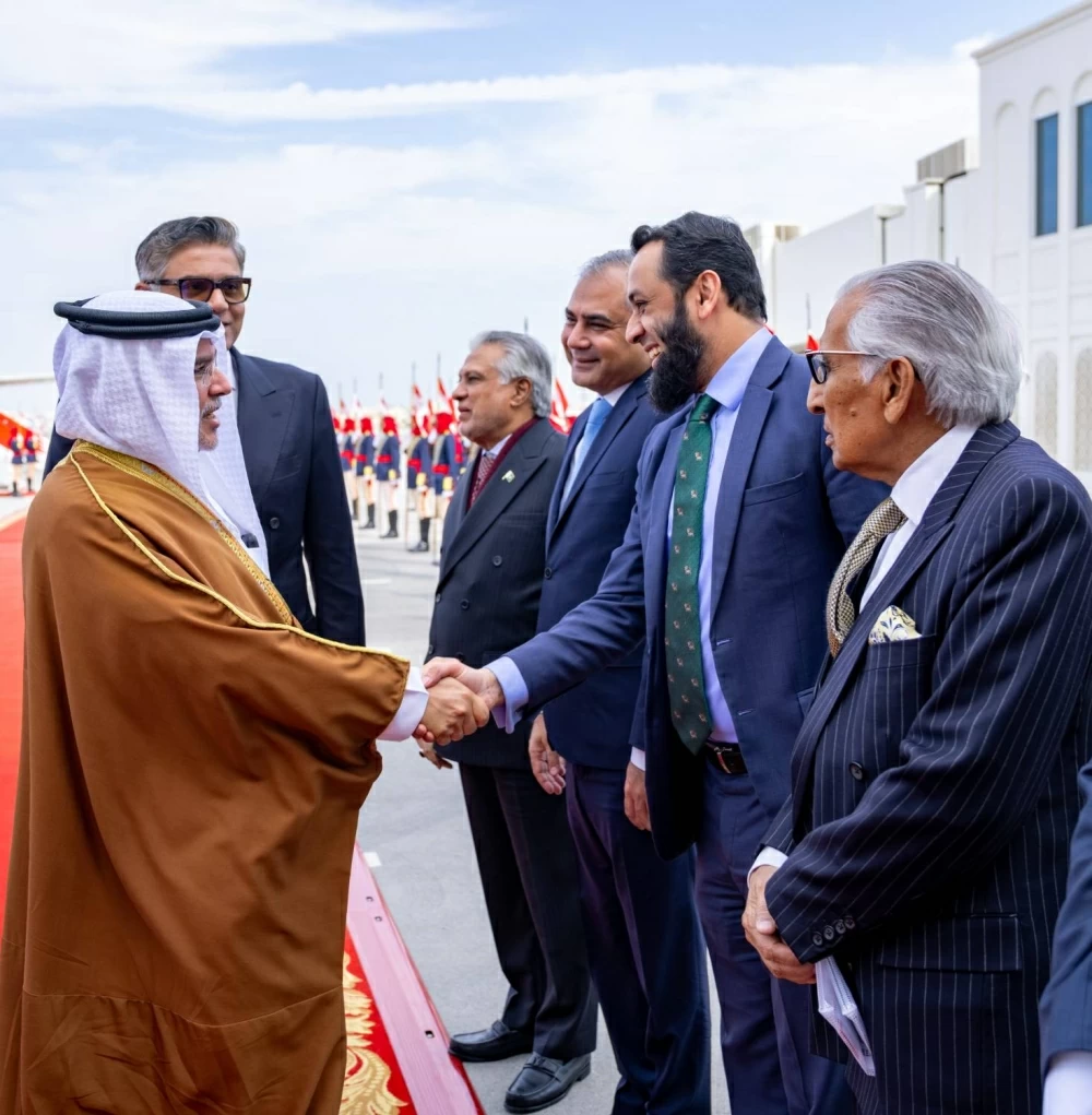 ولي العهد رئيس مجلس الوزراء في مقدمة مستقبلي رئيس وزراء باكستان