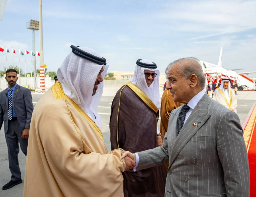 ولي العهد رئيس مجلس الوزراء في مقدمة مستقبلي رئيس وزراء باكستان