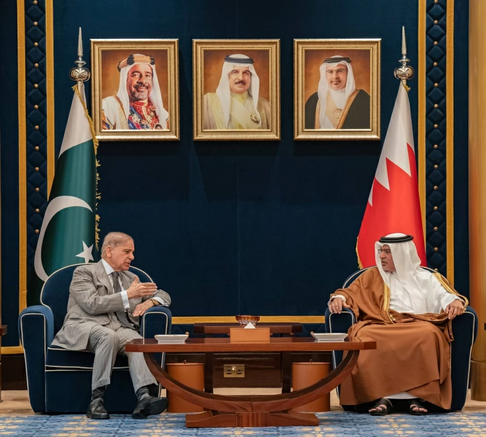 ولي العهد رئيس مجلس الوزراء في مقدمة مستقبلي رئيس وزراء باكستان