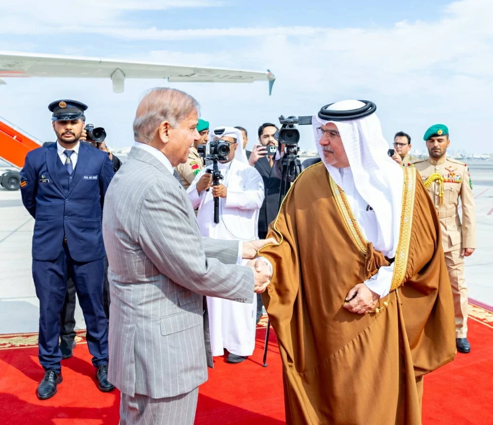 ولي العهد رئيس مجلس الوزراء في مقدمة مستقبلي رئيس وزراء باكستان