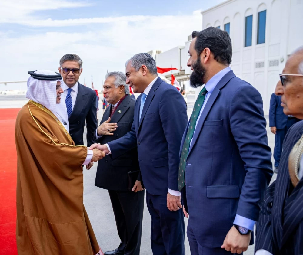 ولي العهد رئيس مجلس الوزراء في مقدمة مستقبلي رئيس وزراء باكستان