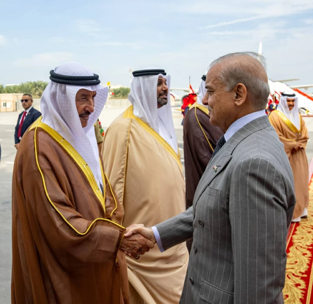 ولي العهد رئيس مجلس الوزراء في مقدمة مستقبلي رئيس وزراء باكستان