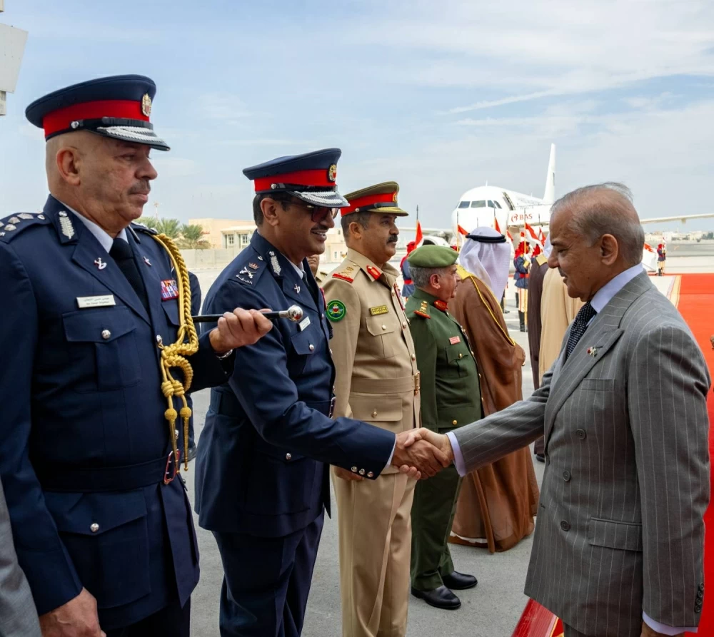 ولي العهد رئيس مجلس الوزراء في مقدمة مستقبلي رئيس وزراء باكستان