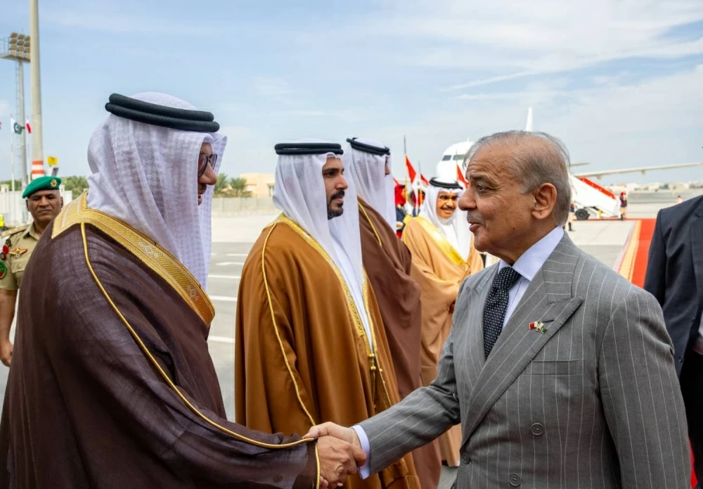 ولي العهد رئيس مجلس الوزراء في مقدمة مستقبلي رئيس وزراء باكستان