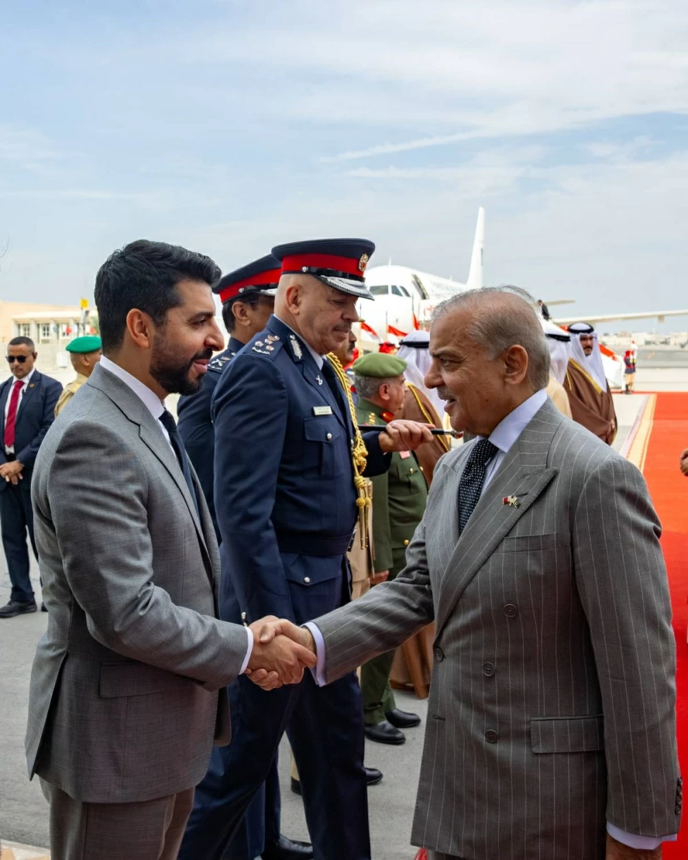 ولي العهد رئيس مجلس الوزراء في مقدمة مستقبلي رئيس وزراء باكستان