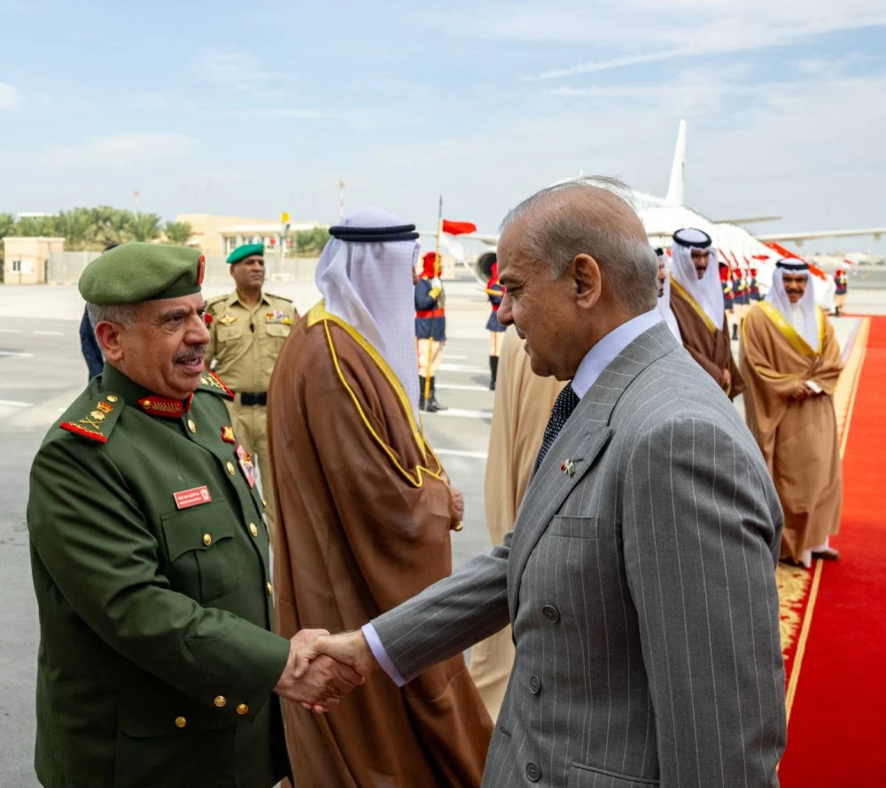 ولي العهد رئيس مجلس الوزراء في مقدمة مستقبلي رئيس وزراء باكستان