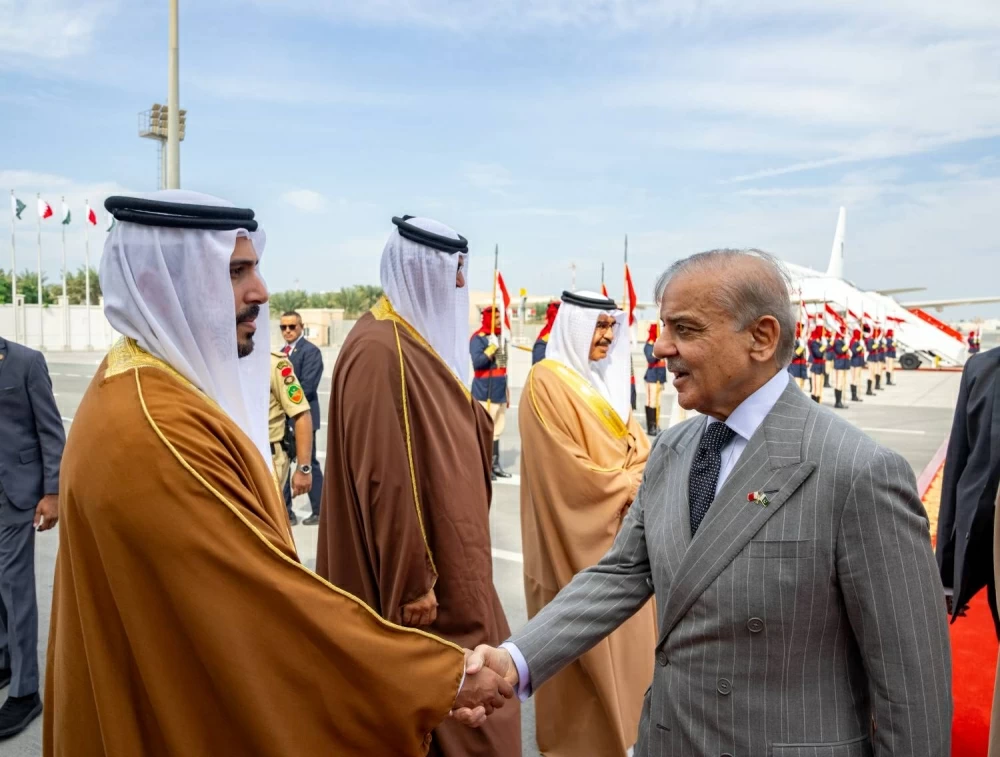 ولي العهد رئيس مجلس الوزراء في مقدمة مستقبلي رئيس وزراء باكستان