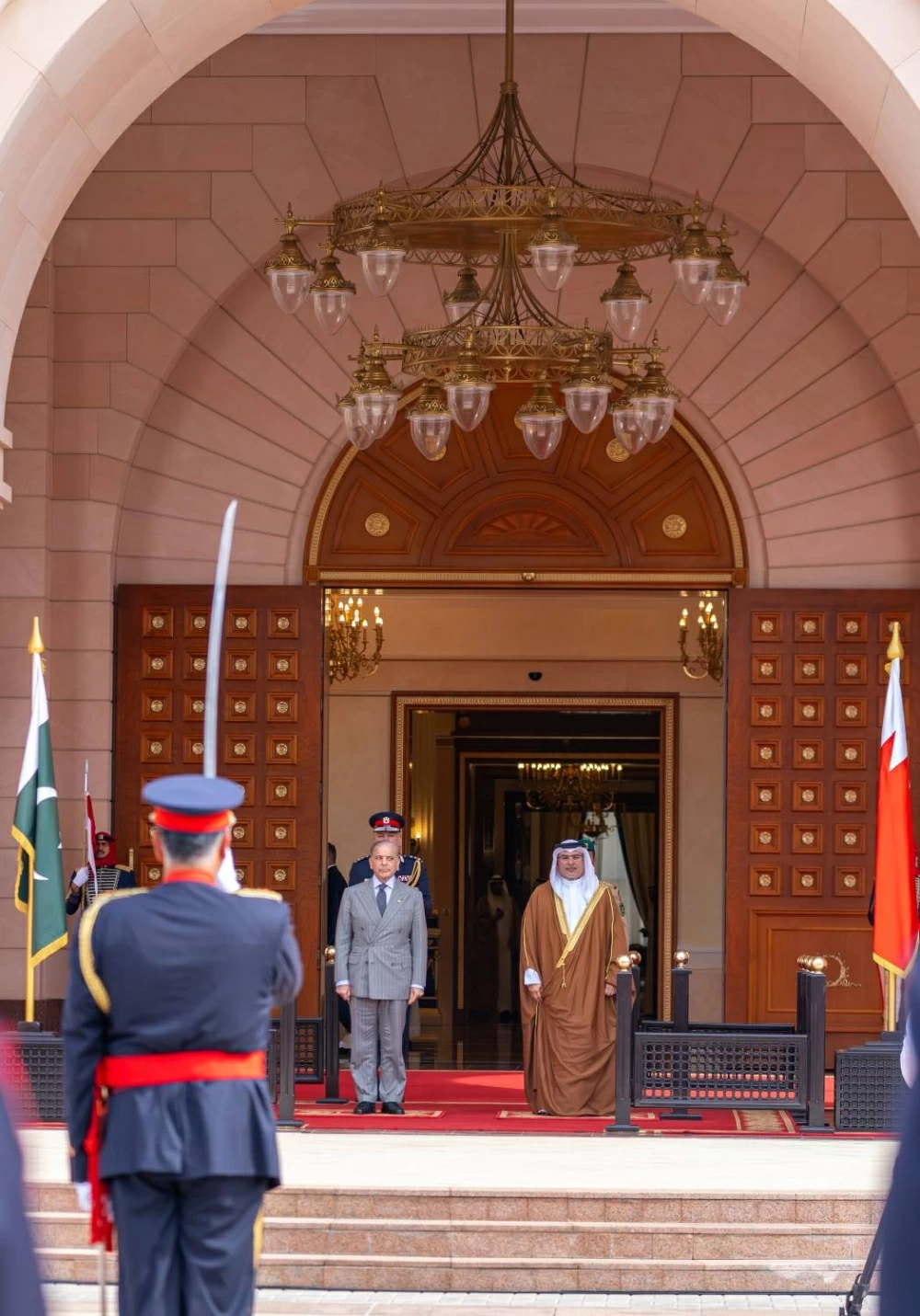 ولي العهد رئيس الوزراء يلتقي رئيس وزراء باكستان ويؤكد عمق العلاقات بين البلدين