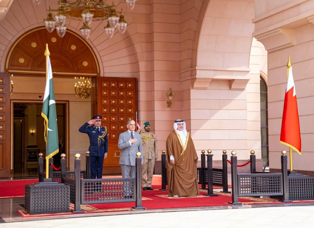ولي العهد رئيس الوزراء يلتقي رئيس وزراء باكستان ويؤكد عمق العلاقات بين البلدين