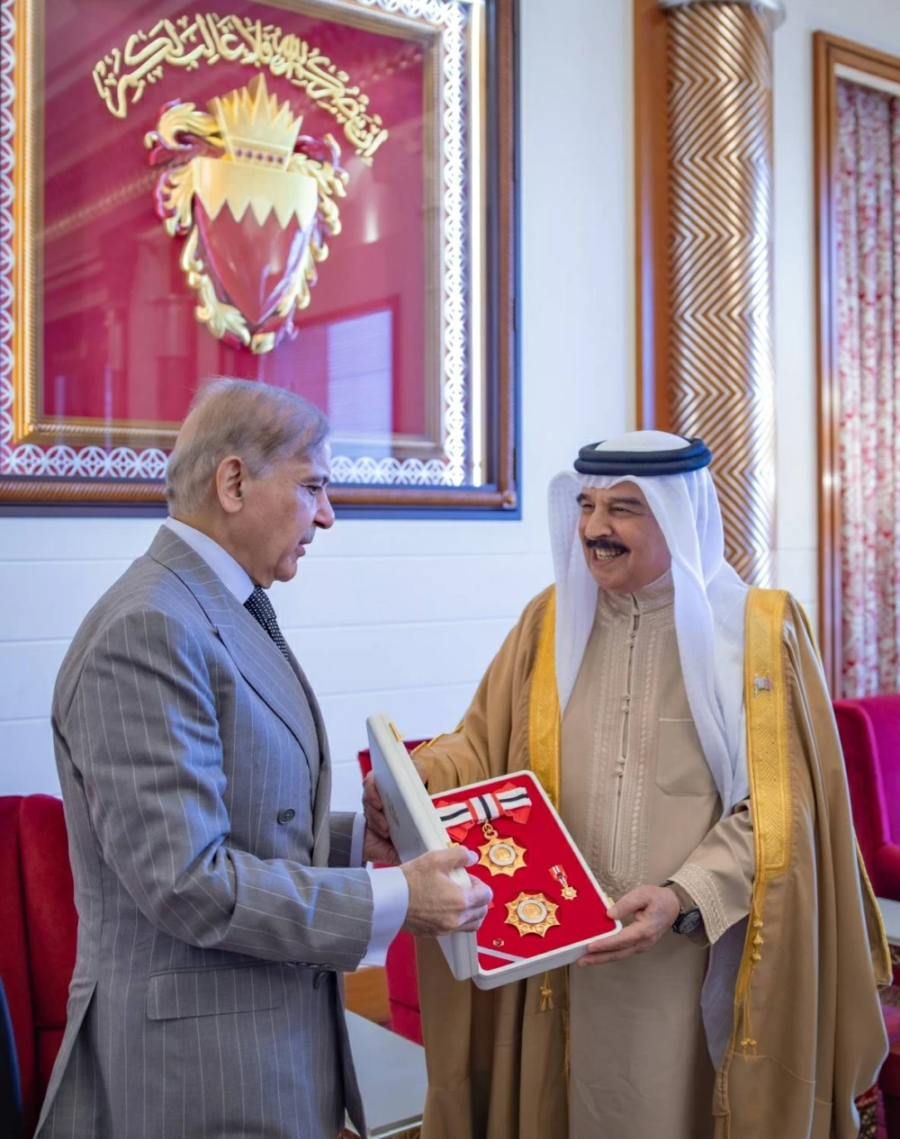 الملك يستقبل رئيس وزراء باكستان ويشيد بالعلاقات التاريخية التي تجمع بين البلدين