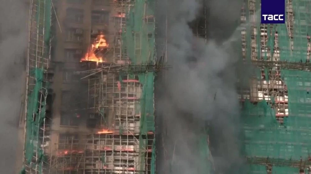 مصرع 13 شخصًا في حريق ضخم يلتهم مجمعًا سكنيًا بهونغ كونغ