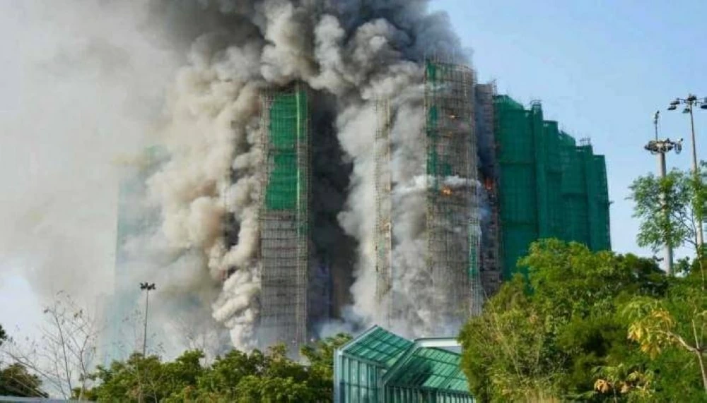 مصرع 13 شخصًا في حريق ضخم يلتهم مجمعًا سكنيًا بهونغ كونغ