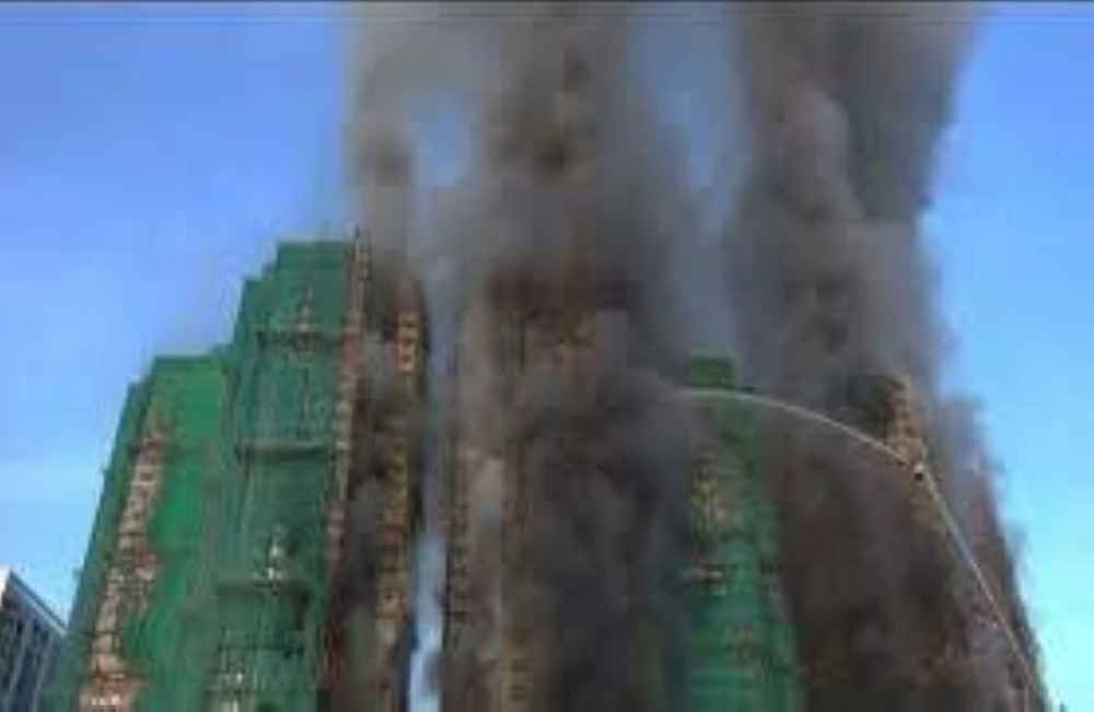 مصرع 13 شخصًا في حريق ضخم يلتهم مجمعًا سكنيًا بهونغ كونغ