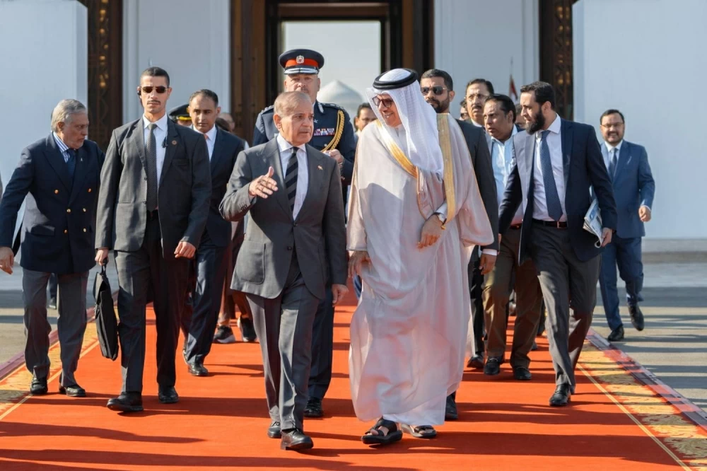 رئيس وزراء باكستان يغادر البلاد