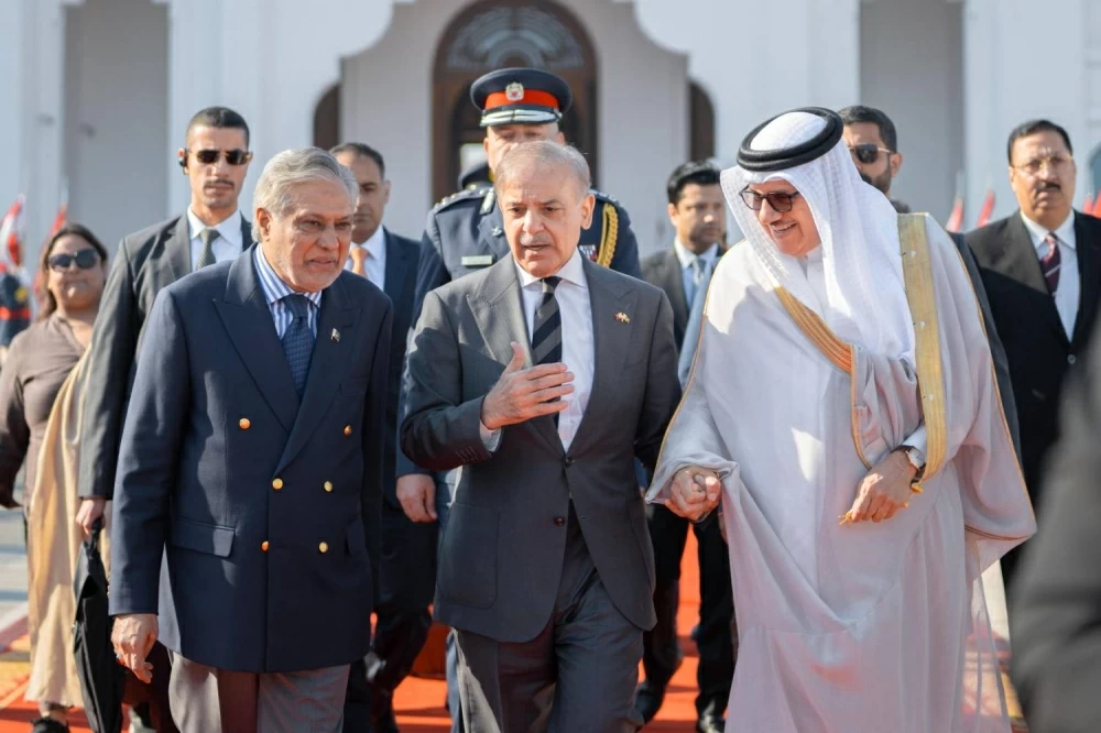 رئيس وزراء باكستان يغادر البلاد