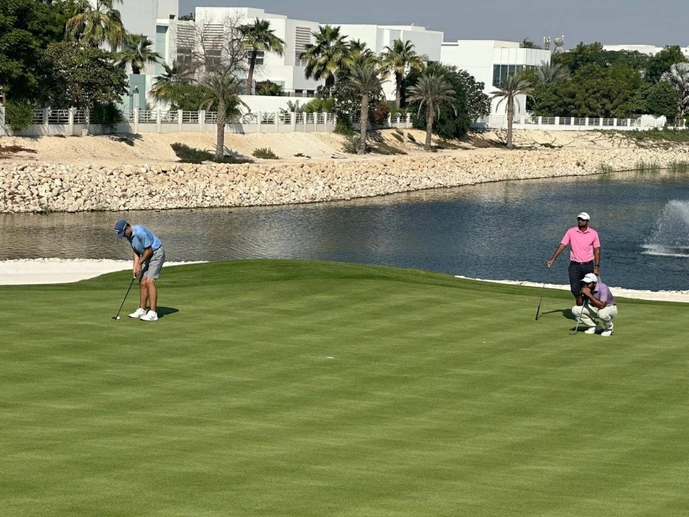 إثارة وندية في اليوم الأول من بطولة كأس جلالة الملك الدولية للجولف