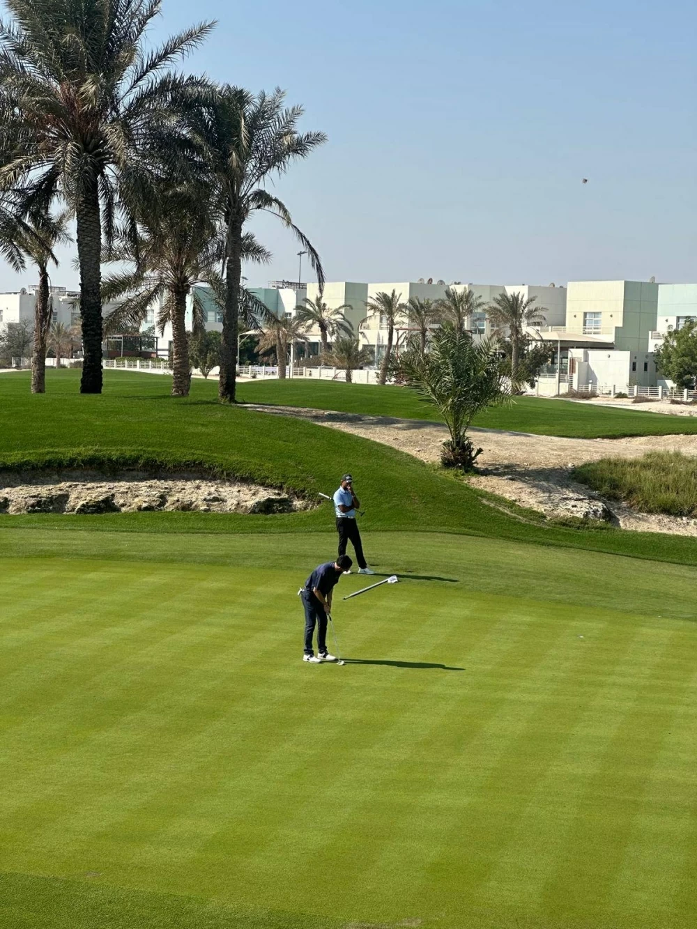 إثارة وندية في اليوم الأول من بطولة كأس جلالة الملك الدولية للجولف