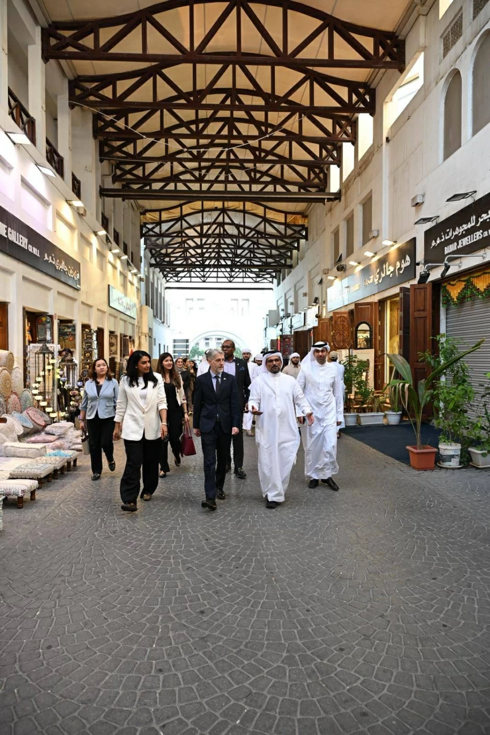 وزيرة الإسكان تلتقي وفدًا من مؤسسة الملك تشارلز لاطلاعهم على تجربة تطوير المناطق الحضرية التاريخية بالبحرين