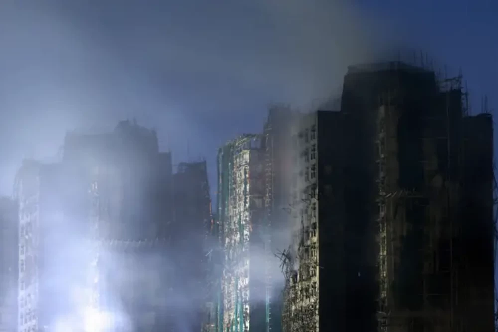 هونج كونج: السيطرة على حريق التهم 7 مبانٍ سكنية وأسفر عن 75 قتيلاً و270 مفقودًا