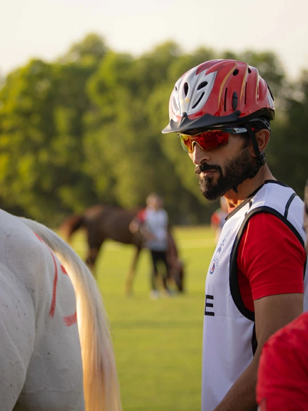 ناصر بن حمد يشهد الفحص البيطري لبطولة آسيا للفروسية في تايلاند