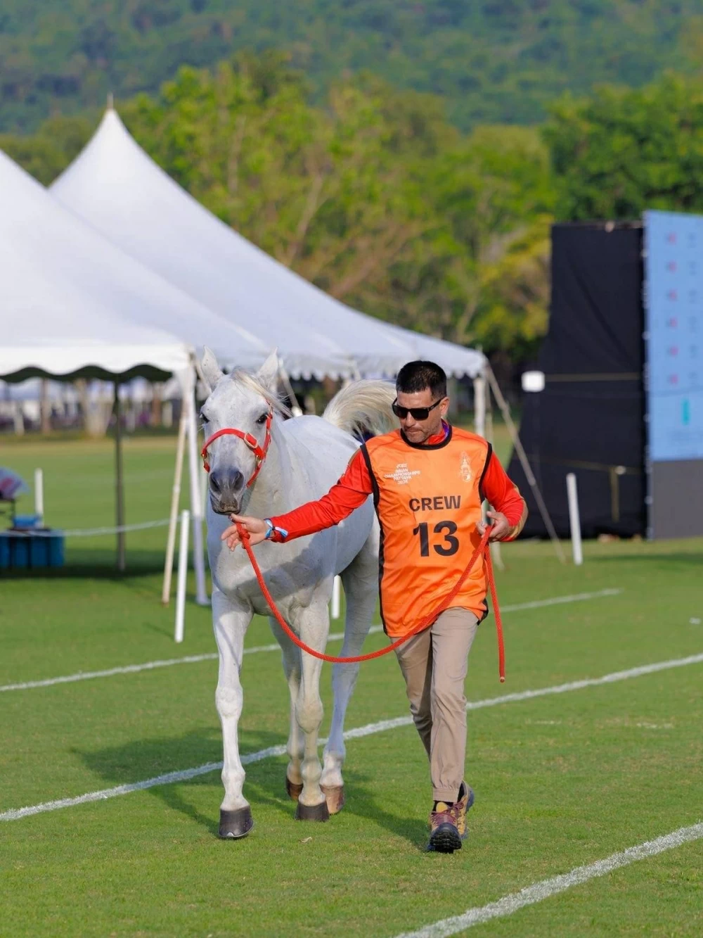 ناصر بن حمد يشهد الفحص البيطري لبطولة آسيا للفروسية في تايلاند