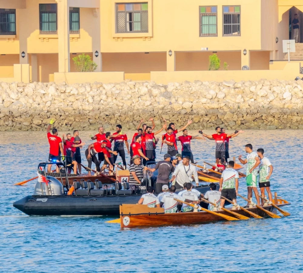 &nbsp;الملك ينيب عبدالله بن حمد لحضور ختام موسم الموروث البحري