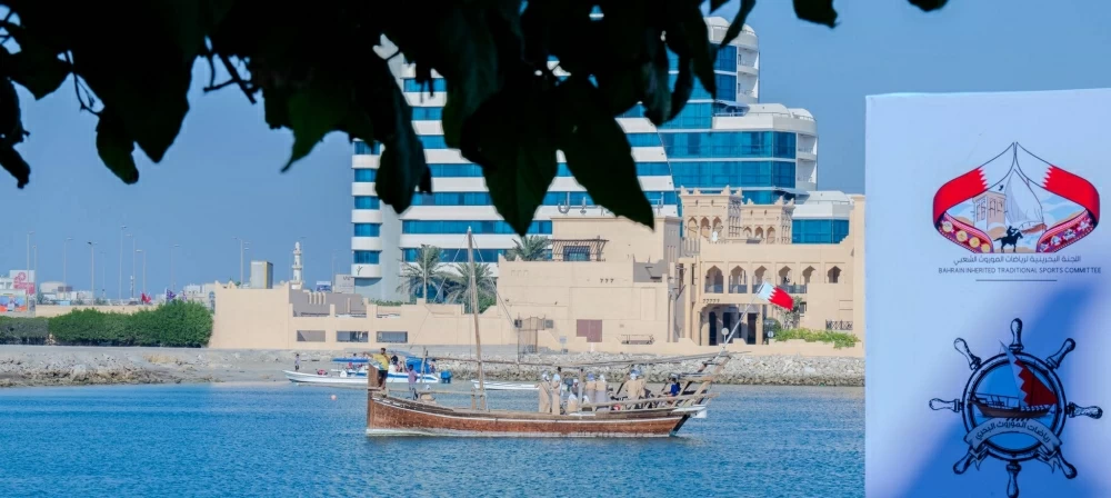 &nbsp;الملك ينيب عبدالله بن حمد لحضور ختام موسم الموروث البحري