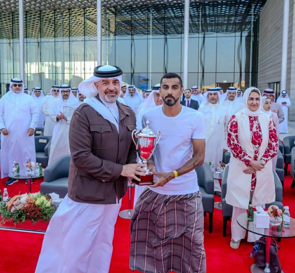 &nbsp;الملك ينيب عبدالله بن حمد لحضور ختام موسم الموروث البحري