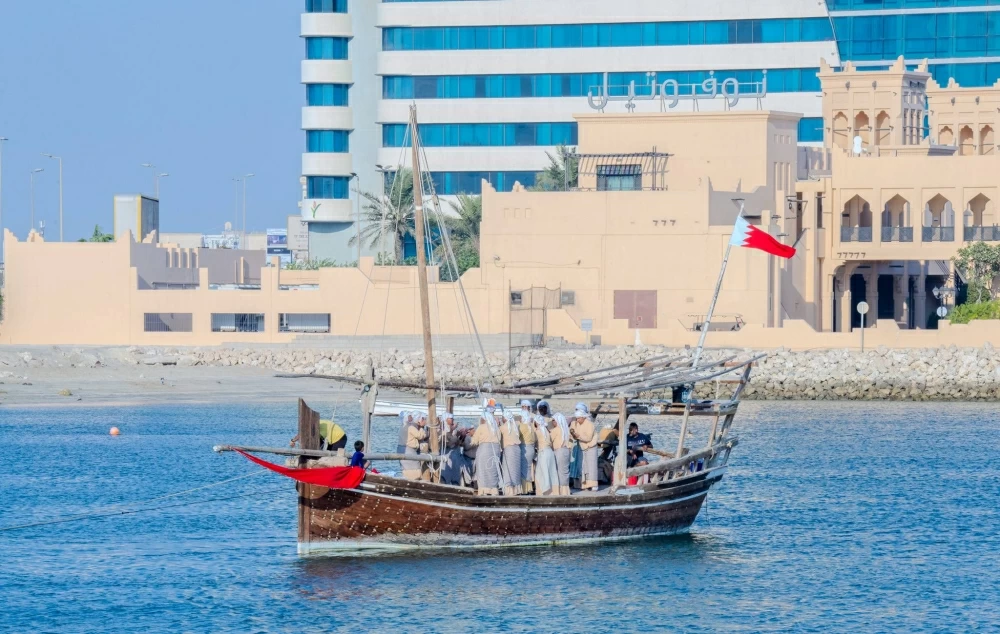 &nbsp;الملك ينيب عبدالله بن حمد لحضور ختام موسم الموروث البحري