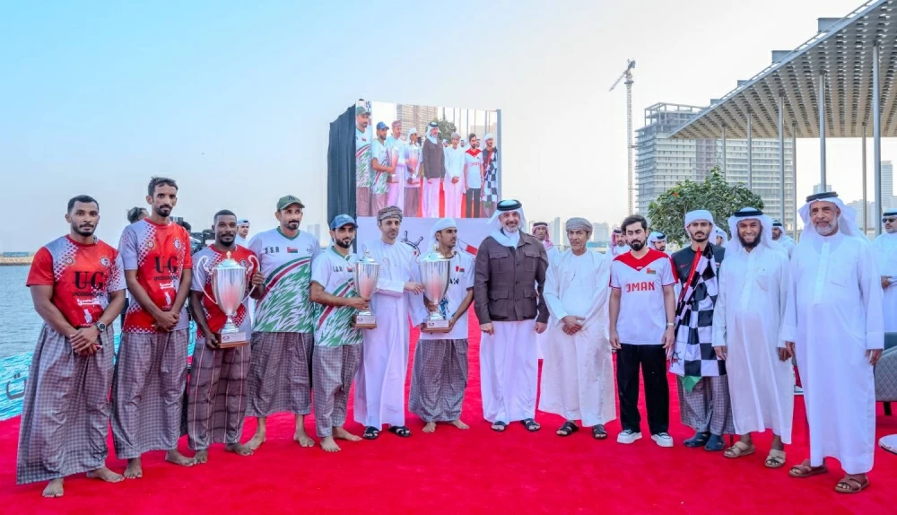 &nbsp;الملك ينيب عبدالله بن حمد لحضور ختام موسم الموروث البحري