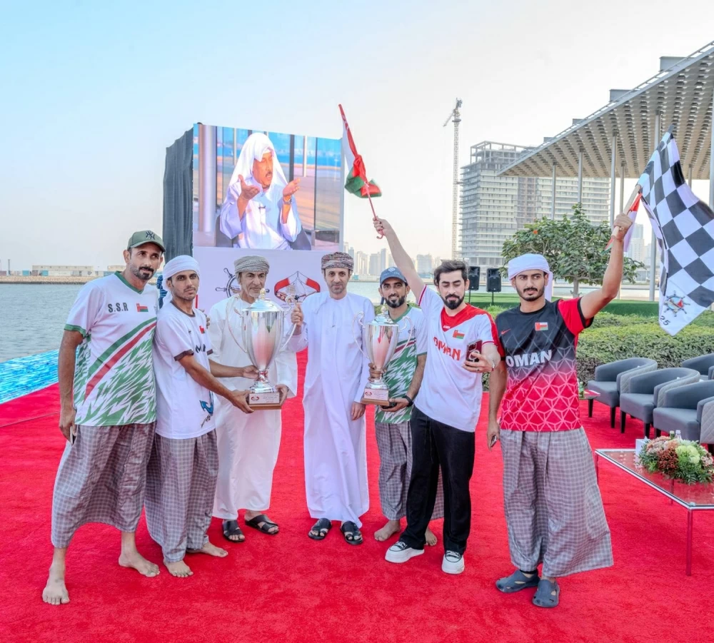 &nbsp;الملك ينيب عبدالله بن حمد لحضور ختام موسم الموروث البحري