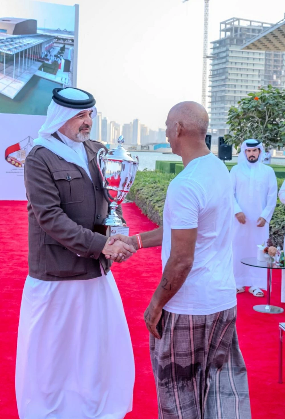 &nbsp;الملك ينيب عبدالله بن حمد لحضور ختام موسم الموروث البحري