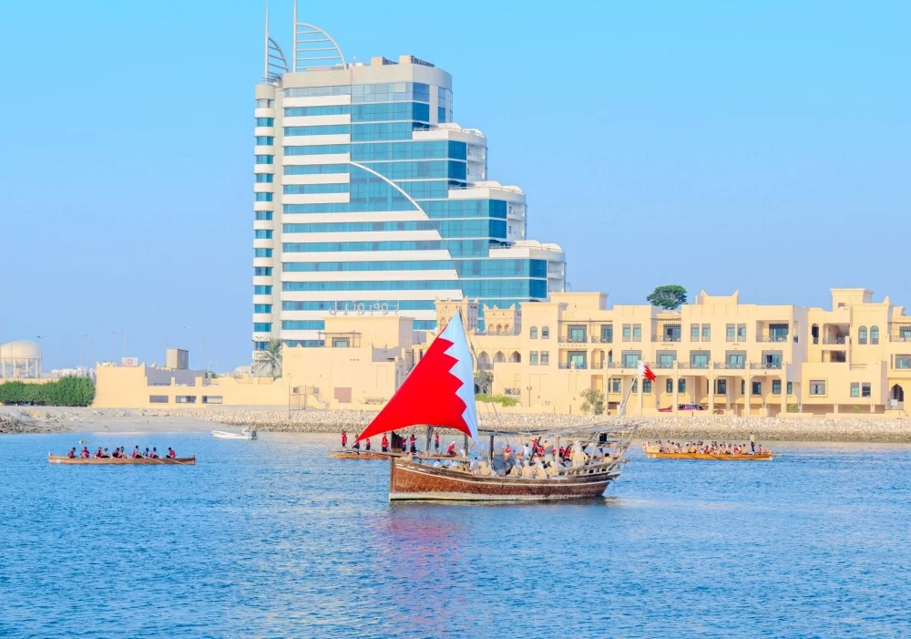 &nbsp;الملك ينيب عبدالله بن حمد لحضور ختام موسم الموروث البحري