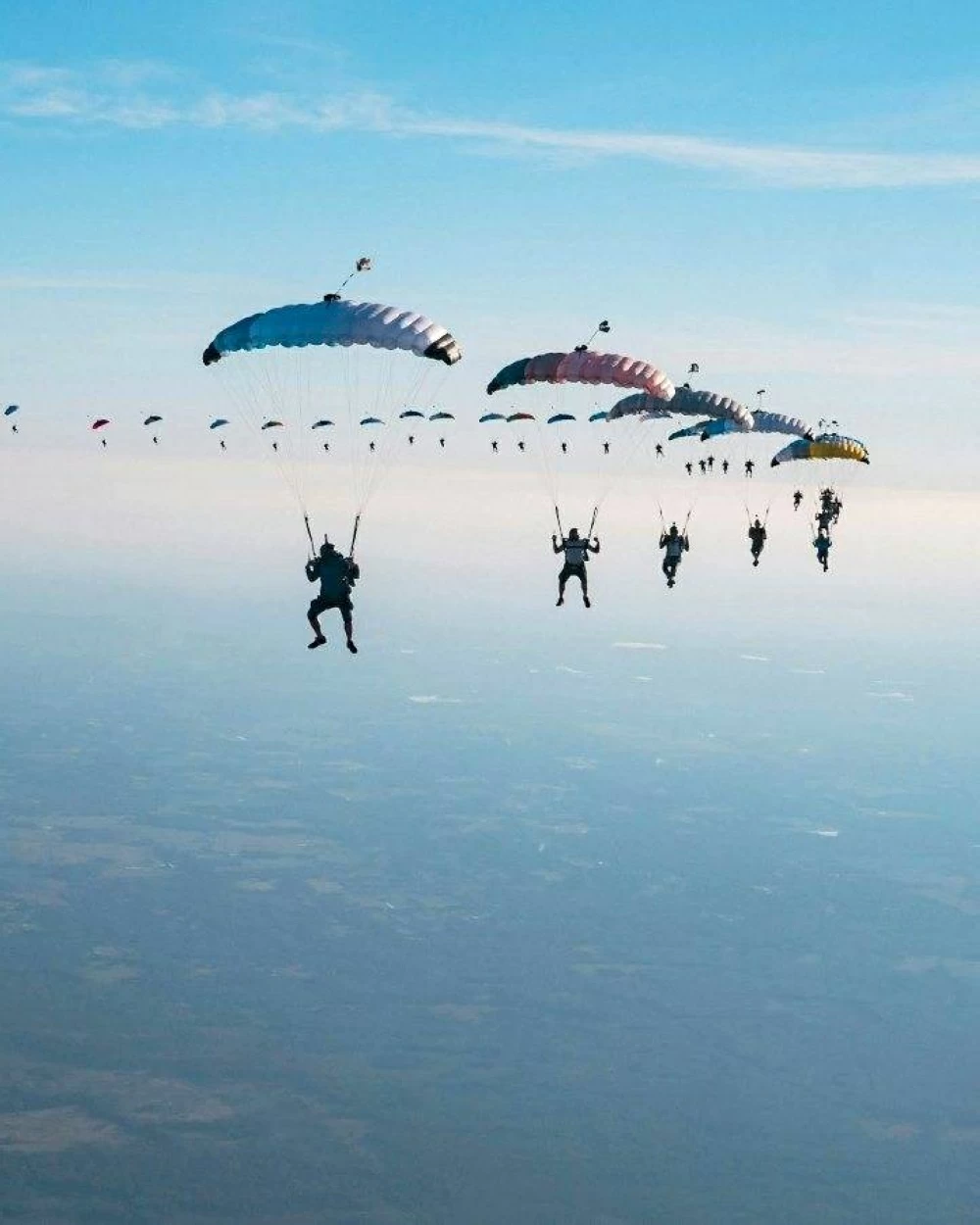 رقم قياسي عالمي في القفز بالمظلات يدهش العالم (فيديو)