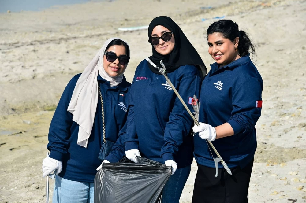 &laquo;ألبا&raquo; تعزز التزامها البيئي في ساحل نورانا بسواعد نسائية