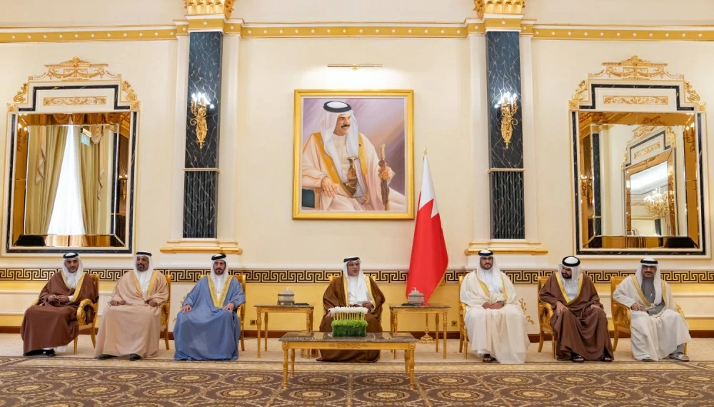 ولي العهد رئيس الوزراء يلتقي خالد بن حمد وأعضاء &laquo;تنفيذية آسيوية الشباب&raquo;