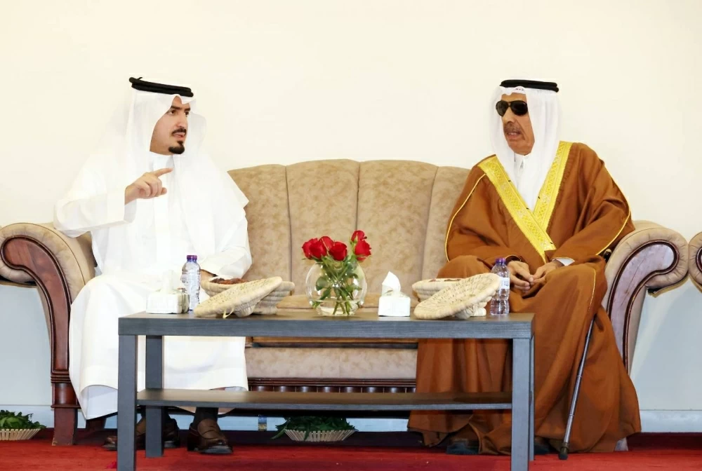 محافظ العاصمة يزور العكر ويبحث مع الأهالي احتياجات المنطقة