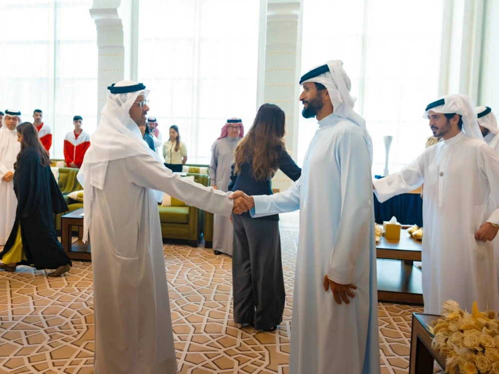 ناصر بن حمد يستقبل خالد بن حمد  واللجنتين العليا المنظمة والتنفيذية لدورة الألعاب الآسيوية للشباب