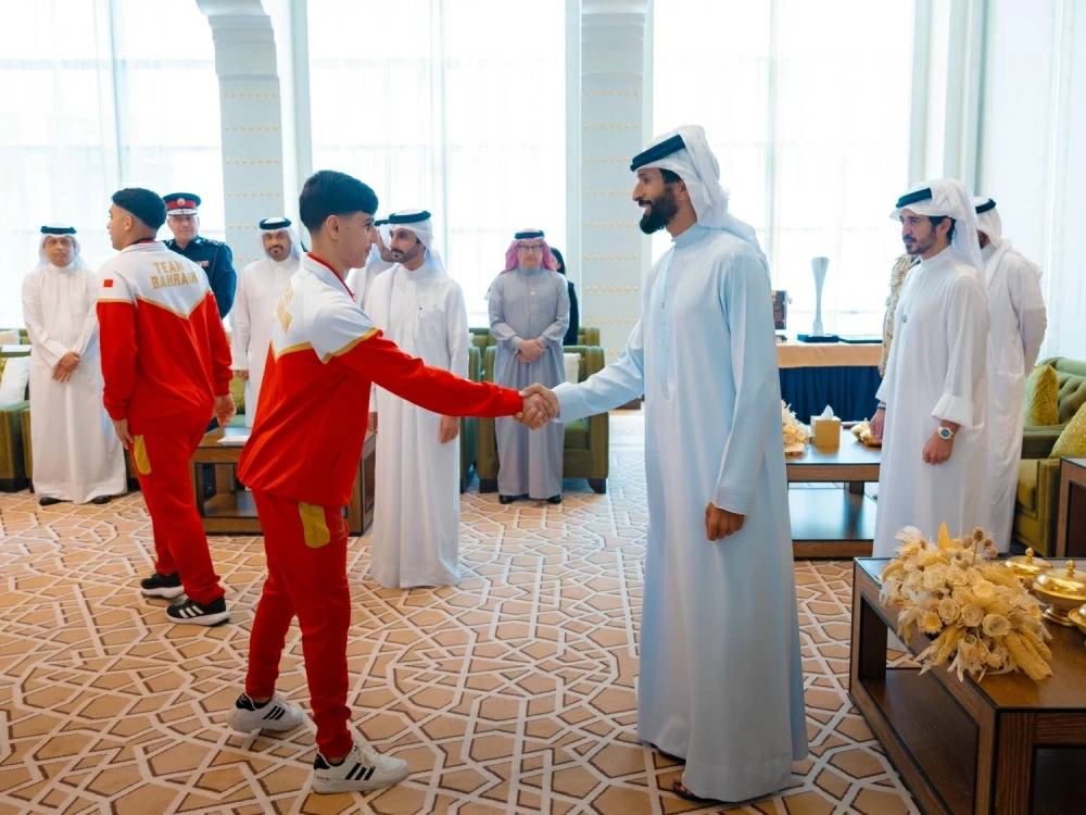 ناصر بن حمد يستقبل خالد بن حمد  واللجنتين العليا المنظمة والتنفيذية لدورة الألعاب الآسيوية للشباب